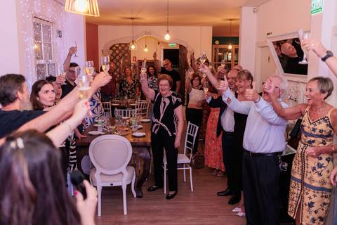 Bodas de Esmeralda, 40 anos de casamento, festa surpresa de bodas, comemoração de 40 anos, casal celebrando bodas, aniversário de casamento, fotógrafo de bodas, renovação de votos, celebração com família, evento emocionante'