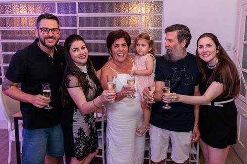 Bodas de Esmeralda, 40 anos de casamento, festa surpresa de bodas, comemoração de 40 anos, casal celebrando bodas, aniversário de casamento, fotógrafo de bodas, renovação de votos, celebração com família, evento emocionante'