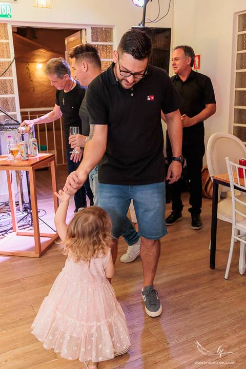 Bodas de Esmeralda, 40 anos de casamento, festa surpresa de bodas, comemoração de 40 anos, casal celebrando bodas, aniversário de casamento, fotógrafo de bodas, renovação de votos, celebração com família, evento emocionante'