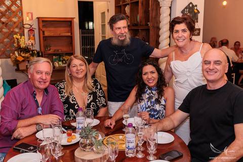 Bodas de Esmeralda, 40 anos de casamento, festa surpresa de bodas, comemoração de 40 anos, casal celebrando bodas, aniversário de casamento, fotógrafo de bodas, renovação de votos, celebração com família, evento emocionante'