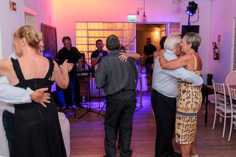 Bodas de Esmeralda, 40 anos de casamento, festa surpresa de bodas, comemoração de 40 anos, casal celebrando bodas, aniversário de casamento, fotógrafo de bodas, renovação de votos, celebração com família, evento emocionante'