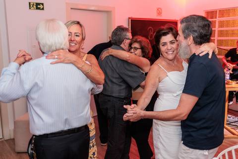 Bodas de Esmeralda, 40 anos de casamento, festa surpresa de bodas, comemoração de 40 anos, casal celebrando bodas, aniversário de casamento, fotógrafo de bodas, renovação de votos, celebração com família, evento emocionante'