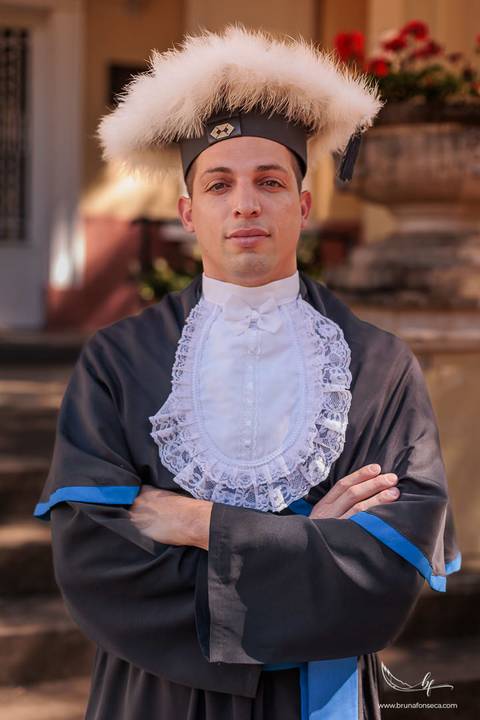 Ensaio de formando, ensaio de formatura nos Jardins do DMAE, fotos de formatura ao ar livre, fotografia de formando masculino, ensaio externo de formatura, fotos profissionais de formatura, formatura universitária, retrato de formando'