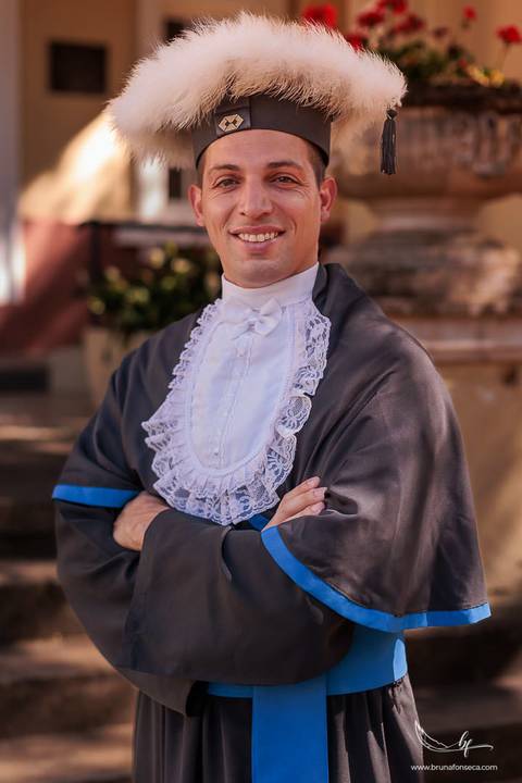 Ensaio de formando, ensaio de formatura nos Jardins do DMAE, fotos de formatura ao ar livre, fotografia de formando masculino, ensaio externo de formatura, fotos profissionais de formatura, formatura universitária, retrato de formando'