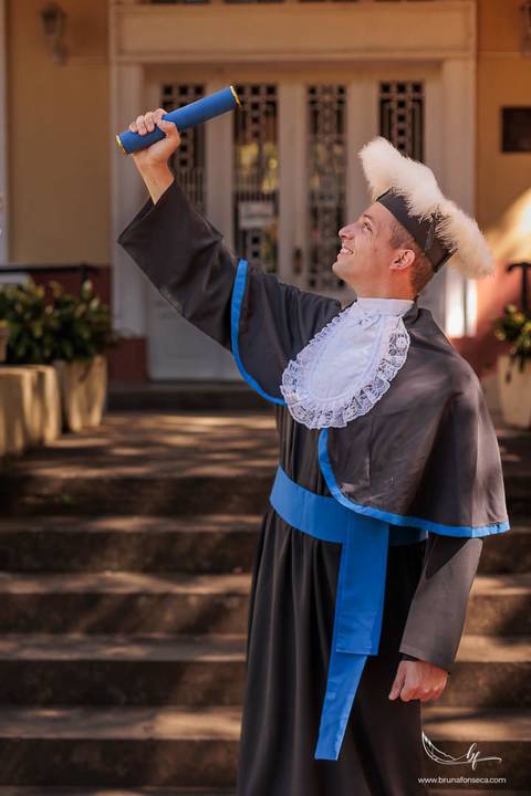 Ensaio de formando, ensaio de formatura nos Jardins do DMAE, fotos de formatura ao ar livre, fotografia de formando masculino, ensaio externo de formatura, fotos profissionais de formatura, formatura universitária, retrato de formando'