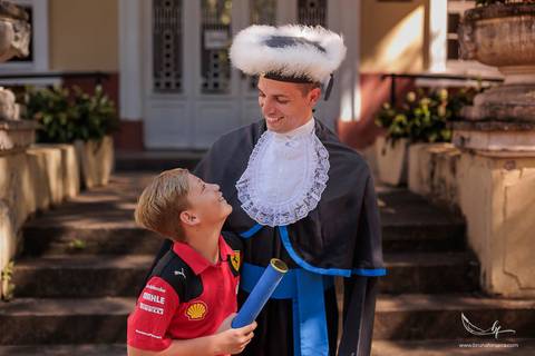 Ensaio de formando, ensaio de formatura nos Jardins do DMAE, fotos de formatura ao ar livre, fotografia de formando masculino, ensaio externo de formatura, fotos profissionais de formatura, formatura universitária, retrato de formando'