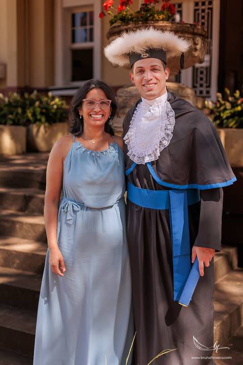 Ensaio de formando, ensaio de formatura nos Jardins do DMAE, fotos de formatura ao ar livre, fotografia de formando masculino, ensaio externo de formatura, fotos profissionais de formatura, formatura universitária, retrato de formando'