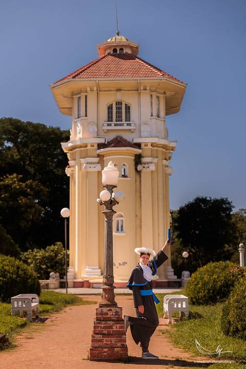 Ensaio de formando, ensaio de formatura nos Jardins do DMAE, fotos de formatura ao ar livre, fotografia de formando masculino, ensaio externo de formatura, fotos profissionais de formatura, formatura universitária, retrato de formando'