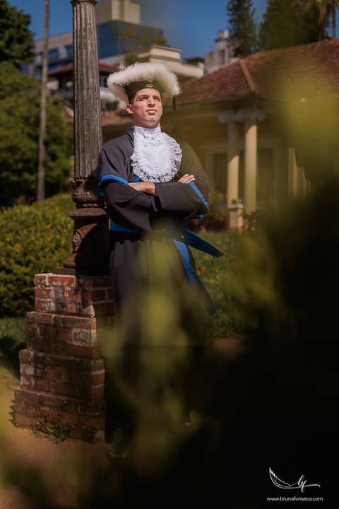 Ensaio de formando, ensaio de formatura nos Jardins do DMAE, fotos de formatura ao ar livre, fotografia de formando masculino, ensaio externo de formatura, fotos profissionais de formatura, formatura universitária, retrato de formando'