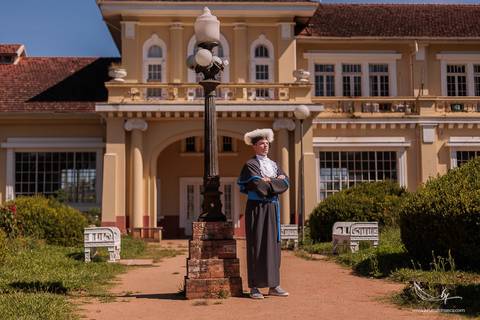 Ensaio de formando, ensaio de formatura nos Jardins do DMAE, fotos de formatura ao ar livre, fotografia de formando masculino, ensaio externo de formatura, fotos profissionais de formatura, formatura universitária, retrato de formando'