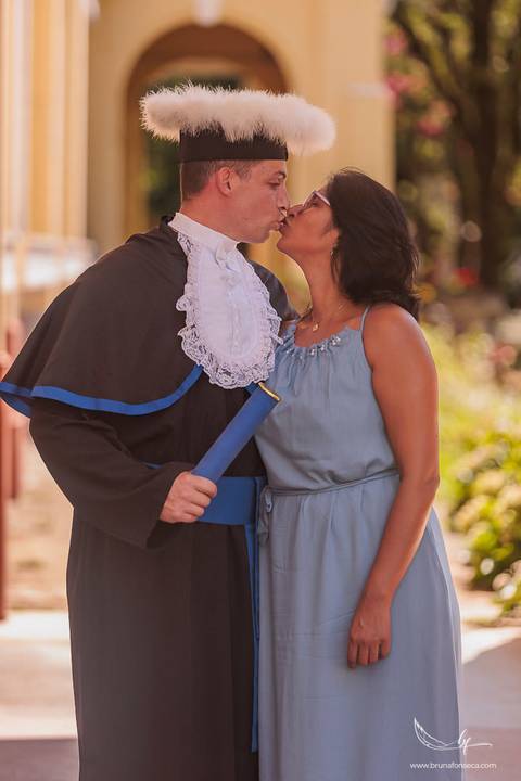 Ensaio de formando, ensaio de formatura nos Jardins do DMAE, fotos de formatura ao ar livre, fotografia de formando masculino, ensaio externo de formatura, fotos profissionais de formatura, formatura universitária, retrato de formando'