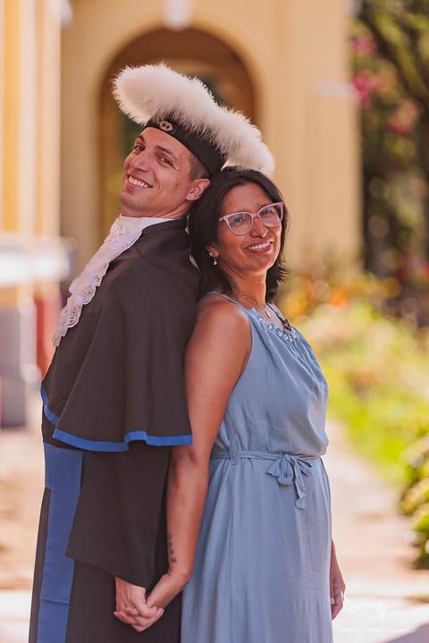 Ensaio de formando, ensaio de formatura nos Jardins do DMAE, fotos de formatura ao ar livre, fotografia de formando masculino, ensaio externo de formatura, fotos profissionais de formatura, formatura universitária, retrato de formando'
