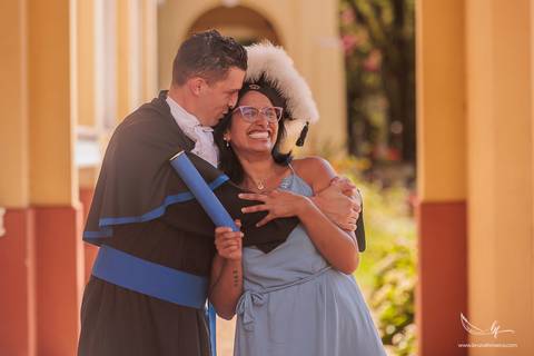 Ensaio de formando, ensaio de formatura nos Jardins do DMAE, fotos de formatura ao ar livre, fotografia de formando masculino, ensaio externo de formatura, fotos profissionais de formatura, formatura universitária, retrato de formando'