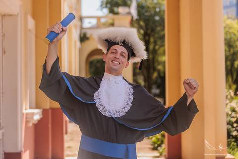 Ensaio de formando, ensaio de formatura nos Jardins do DMAE, fotos de formatura ao ar livre, fotografia de formando masculino, ensaio externo de formatura, fotos profissionais de formatura, formatura universitária, retrato de formando'