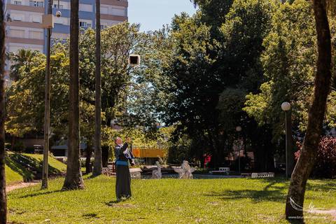 Ensaio de formando, ensaio de formatura nos Jardins do DMAE, fotos de formatura ao ar livre, fotografia de formando masculino, ensaio externo de formatura, fotos profissionais de formatura, formatura universitária, retrato de formando'