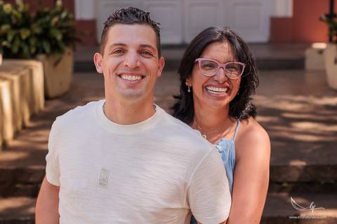 Ensaio de formando, ensaio de formatura nos Jardins do DMAE, fotos de formatura ao ar livre, fotografia de formando masculino, ensaio externo de formatura, fotos profissionais de formatura, formatura universitária, retrato de formando'