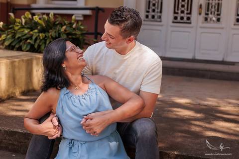 Ensaio de formando, ensaio de formatura nos Jardins do DMAE, fotos de formatura ao ar livre, fotografia de formando masculino, ensaio externo de formatura, fotos profissionais de formatura, formatura universitária, retrato de formando'