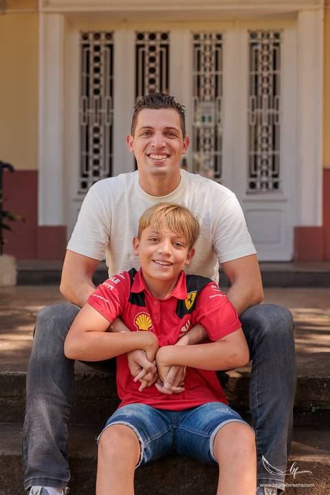 Ensaio de formando, ensaio de formatura nos Jardins do DMAE, fotos de formatura ao ar livre, fotografia de formando masculino, ensaio externo de formatura, fotos profissionais de formatura, formatura universitária, retrato de formando'