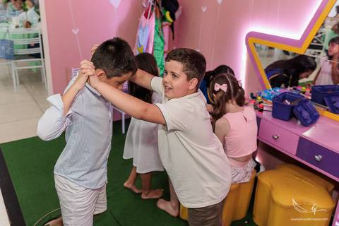 Fotografia de festa infantil São Leopoldo, Happy Fest São Leopoldo, aniversário de 1 ano, fotógrafa documental de família, fotógrafa infantil São Leopoldo, Bruna Fonseca, acompanhamento de famílias, fotografia de aniversário infantil, Vale dos Sinos.'