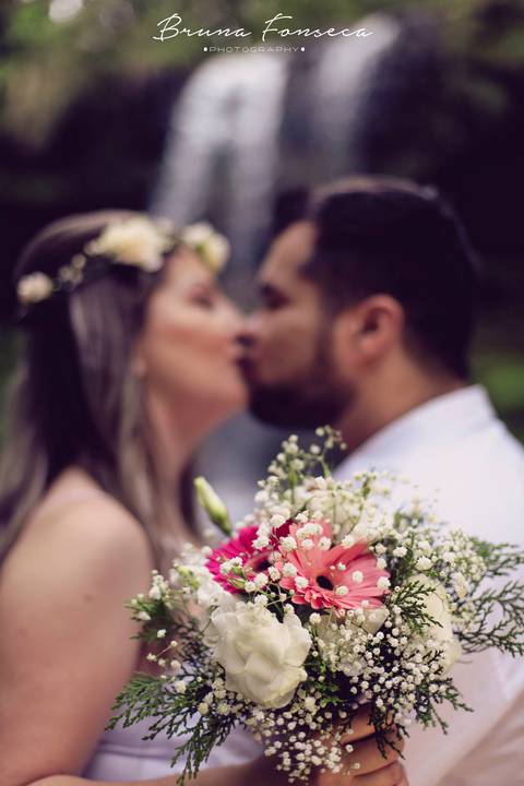 Maquiagem; Making of; Noiva; Noivo; Pré Wedding; Street Wedding; Celina Munhoz; Adriana Kruger; Manu Garcia; Camarim Madri; Cascata do Burgue; Wandering Wedding;'