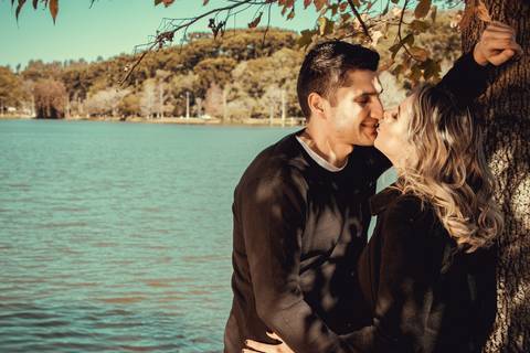 Maquiagem; Making of; Noiva; Noivo; Pré Wedding; Street Wedding; Celina Munhoz; Adriana Kruger; Manu Garcia; Camarim Madri; Wandering Wedding; São Francisco de Paula; Fotografia de Casal; Fotografia de Casamento; Pré Wedding; São Leopoldo;'