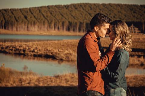 Maquiagem; Making of; Noiva; Noivo; Pré Wedding; Street Wedding; Celina Munhoz; Adriana Kruger; Manu Garcia; Camarim Madri; Wandering Wedding; São Francisco de Paula; Fotografia de Casal; Fotografia de Casamento; Pré Wedding; São Leopoldo;'