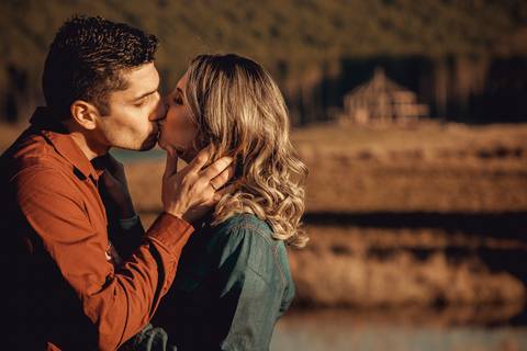Maquiagem; Making of; Noiva; Noivo; Pré Wedding; Street Wedding; Celina Munhoz; Adriana Kruger; Manu Garcia; Camarim Madri; Wandering Wedding; São Francisco de Paula; Fotografia de Casal; Fotografia de Casamento; Pré Wedding; São Leopoldo;'