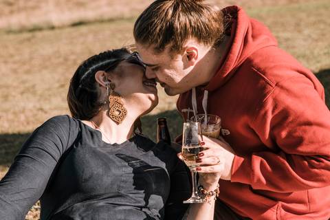Maquiagem; Making of; Noiva; Noivo; Pré Wedding; Street Wedding; Celina Munhoz; Adriana Kruger; Manu Garcia; Camarim Madri; Wandering Wedding; São Francisco de Paula; Fotografia de Casal; Fotografia de Casamento; Pré Wedding; São Leopoldo;'