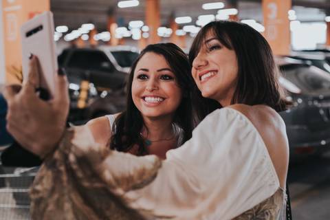 Maquiagem; Making of; Noiva; Noivo; Pré Wedding; Street Wedding; Celina Munhoz; Adriana Kruger; Manu Garcia; Camarim Madri; Wandering Wedding; São Francisco de Paula; Fotografia de Casal; Fotografia de Casamento; Pré Wedding; São Leopoldo; Belo Horizonte;'