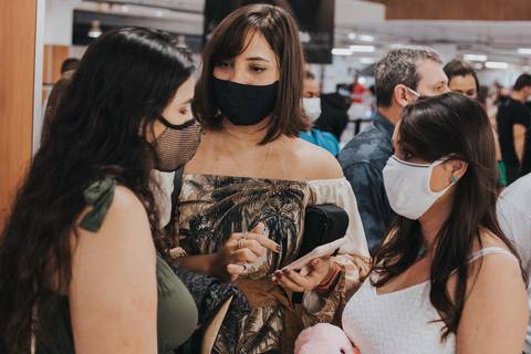 Maquiagem; Making of; Noiva; Noivo; Pré Wedding; Street Wedding; Celina Munhoz; Adriana Kruger; Manu Garcia; Camarim Madri; Wandering Wedding; São Francisco de Paula; Fotografia de Casal; Fotografia de Casamento; Pré Wedding; São Leopoldo; Belo Horizonte;'
