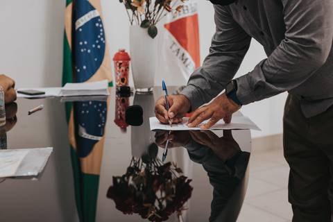Maquiagem; Making of; Noiva; Noivo; Pré Wedding; Street Wedding; Celina Munhoz; Adriana Kruger; Manu Garcia; Camarim Madri; Wandering Wedding; São Francisco de Paula; Fotografia de Casal; Fotografia de Casamento; Pré Wedding; São Leopoldo; Belo Horizonte;'