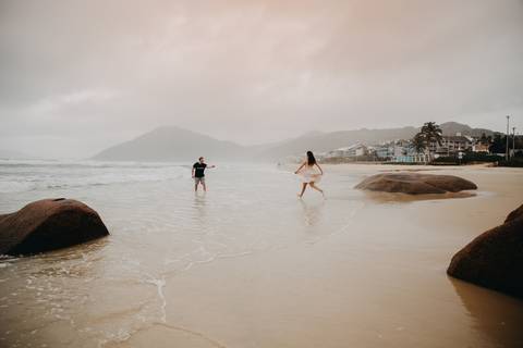 Maquiagem; Making of; Noiva; Noivo; Pré Wedding; Street Wedding; Celina Munhoz; Adriana Kruger; Manu Garcia; Camarim Madri; Wandering Wedding; São Francisco de Paula; Fotografia de Casal; Fotografia de Casamento; Pré Wedding; São Leopoldo; Belo Horizonte;'