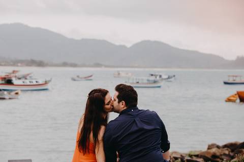 Maquiagem; Making of; Noiva; Noivo; Pré Wedding; Street Wedding; Celina Munhoz; Adriana Kruger; Manu Garcia; Camarim Madri; Wandering Wedding; São Francisco de Paula; Fotografia de Casal; Fotografia de Casamento; Pré Wedding; São Leopoldo; Belo Horizonte;'