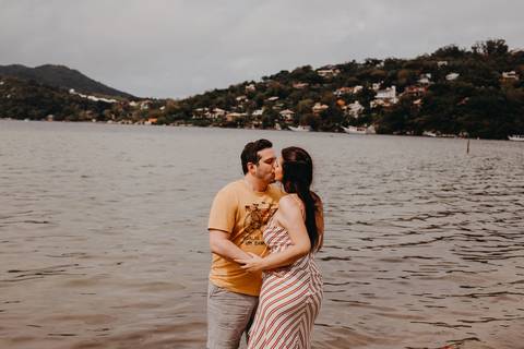 Maquiagem; Making of; Noiva; Noivo; Pré Wedding; Street Wedding; Celina Munhoz; Adriana Kruger; Manu Garcia; Camarim Madri; Wandering Wedding; São Francisco de Paula; Fotografia de Casal; Fotografia de Casamento; Pré Wedding; São Leopoldo; Belo Horizonte;'