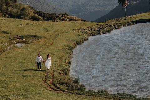 Maquiagem; Making of; Noiva; Noivo; Pré Wedding; Street Wedding; Celina Munhoz; Adriana Kruger; Manu Garcia; Camarim Madri; Wandering Wedding; São Francisco de Paula; Fotografia de Casal; Fotografia de Casamento; Pré Wedding; São Leopoldo; Belo Horizonte;'