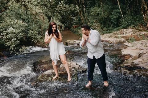 Maquiagem; Making of; Noiva; Noivo; Pré Wedding; Street Wedding; Celina Munhoz; Adriana Kruger; Manu Garcia; Camarim Madri; Wandering Wedding; São Francisco de Paula; Fotografia de Casal; Fotografia de Casamento; Pré Wedding; São Leopoldo; Belo Horizonte;'