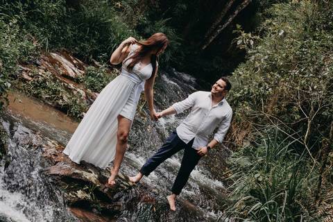 Maquiagem; Making of; Noiva; Noivo; Pré Wedding; Street Wedding; Celina Munhoz; Adriana Kruger; Manu Garcia; Camarim Madri; Wandering Wedding; São Francisco de Paula; Fotografia de Casal; Fotografia de Casamento; Pré Wedding; São Leopoldo; Belo Horizonte;'