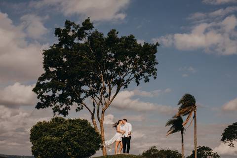 Maquiagem; Making of; Noiva; Noivo; Pré Wedding; Street Wedding; Celina Munhoz; Adriana Kruger; Manu Garcia; Camarim Madri; Wandering Wedding; São Francisco de Paula; Fotografia de Casal; Fotografia de Casamento; Pré Wedding; São Leopoldo; Belo Horizonte;'