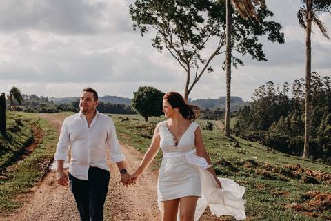 Maquiagem; Making of; Noiva; Noivo; Pré Wedding; Street Wedding; Celina Munhoz; Adriana Kruger; Manu Garcia; Camarim Madri; Wandering Wedding; São Francisco de Paula; Fotografia de Casal; Fotografia de Casamento; Pré Wedding; São Leopoldo; Belo Horizonte;'