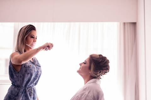 Maquiagem; Making of; Noiva; Noivo; Pré Wedding; Street Wedding; Celina Munhoz; Adriana Kruger; Manu Garcia; Camarim Madri; Wandering Wedding; São Francisco de Paula; Fotografia de Casal; Fotografia de Casamento; Pré Wedding; São Leopoldo; Belo Horizonte;'