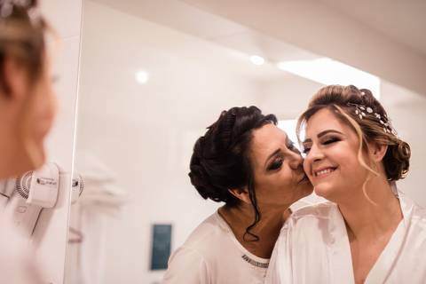 Maquiagem; Making of; Noiva; Noivo; Pré Wedding; Street Wedding; Celina Munhoz; Adriana Kruger; Manu Garcia; Camarim Madri; Wandering Wedding; São Francisco de Paula; Fotografia de Casal; Fotografia de Casamento; Pré Wedding; São Leopoldo; Belo Horizonte;'