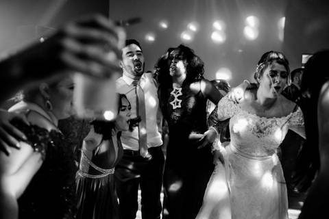 Maquiagem; Making of; Noiva; Noivo; Pré Wedding; Street Wedding; Celina Munhoz; Adriana Kruger; Manu Garcia; Camarim Madri; Wandering Wedding; São Francisco de Paula; Fotografia de Casal; Fotografia de Casamento; Pré Wedding; São Leopoldo; Belo Horizonte;'