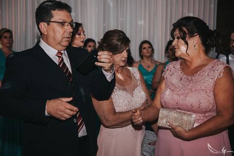 Maquiagem; Making of; Noiva; Noivo; Pré Wedding; Street Wedding; Celina Munhoz; Adriana Kruger; Manu Garcia; Camarim Madri; Wandering Wedding; São Francisco de Paula; Fotografia de Casal; Fotografia de Casamento; Pré Wedding; São Leopoldo; Belo Horizonte;'