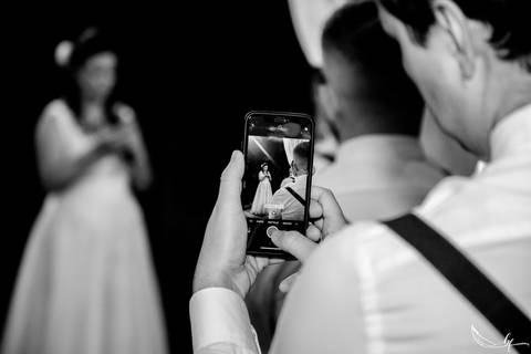 Maquiagem; Making of; Noiva; Noivo; Pré Wedding; Street Wedding; Celina Munhoz; Adriana Kruger; Manu Garcia; Camarim Madri; Wandering Wedding; São Francisco de Paula; Fotografia de Casal; Fotografia de Casamento; Pré Wedding; São Leopoldo; Belo Horizonte;'