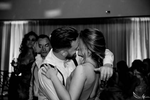 Maquiagem; Making of; Noiva; Noivo; Pré Wedding; Street Wedding; Celina Munhoz; Adriana Kruger; Manu Garcia; Camarim Madri; Wandering Wedding; São Francisco de Paula; Fotografia de Casal; Fotografia de Casamento; Pré Wedding; São Leopoldo; Belo Horizonte;'