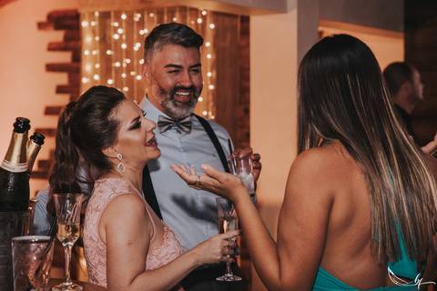 Maquiagem; Making of; Noiva; Noivo; Pré Wedding; Street Wedding; Celina Munhoz; Adriana Kruger; Manu Garcia; Camarim Madri; Wandering Wedding; São Francisco de Paula; Fotografia de Casal; Fotografia de Casamento; Pré Wedding; São Leopoldo; Belo Horizonte;'