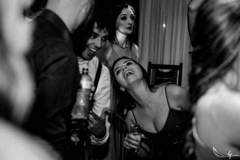 Maquiagem; Making of; Noiva; Noivo; Pré Wedding; Street Wedding; Celina Munhoz; Adriana Kruger; Manu Garcia; Camarim Madri; Wandering Wedding; São Francisco de Paula; Fotografia de Casal; Fotografia de Casamento; Pré Wedding; São Leopoldo; Belo Horizonte;'