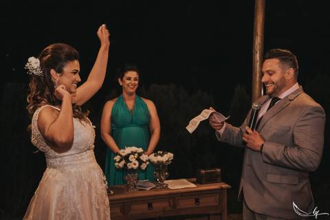 Maquiagem; Making of; Noiva; Noivo; Pré Wedding; Street Wedding; Celina Munhoz; Adriana Kruger; Manu Garcia; Camarim Madri; Wandering Wedding; São Francisco de Paula; Fotografia de Casal; Fotografia de Casamento; Pré Wedding; São Leopoldo; Belo Horizonte;'