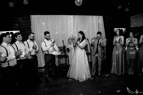 Maquiagem; Making of; Noiva; Noivo; Pré Wedding; Street Wedding; Celina Munhoz; Adriana Kruger; Manu Garcia; Camarim Madri; Wandering Wedding; São Francisco de Paula; Fotografia de Casal; Fotografia de Casamento; Pré Wedding; São Leopoldo; Belo Horizonte;'