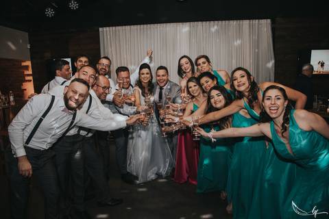 Maquiagem; Making of; Noiva; Noivo; Pré Wedding; Street Wedding; Celina Munhoz; Adriana Kruger; Manu Garcia; Camarim Madri; Wandering Wedding; São Francisco de Paula; Fotografia de Casal; Fotografia de Casamento; Pré Wedding; São Leopoldo; Belo Horizonte;'